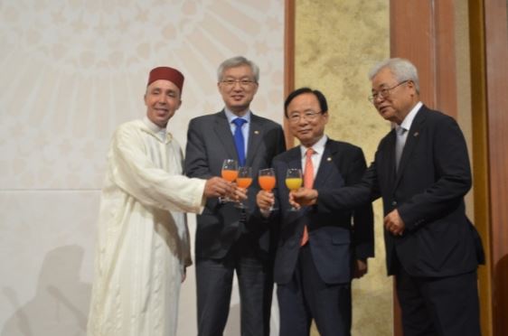 Ambassador Rachadi of Kingdom of Morocco (left) offers a toast with, Vice Minister Lee Tae-Ho of Foreign Affairs (second from left), Vice Speaker Lee Ju-young of the National Assembly (third from left) and Honorary Consul General Kim Ok-Youle of the Kingdom of Morocco celebrating the event by giving a toast.