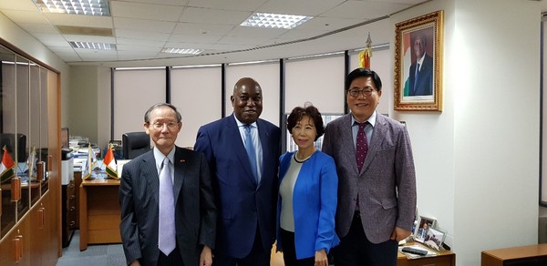 Photo shows Ambassador of Cote d'Ivoire Sylvestre Kouassi Bile (second from left) with Publisher Lee Kyung-sik of The Korea Post media (left), Vice-Chairperson Joy Cho of The Korea Post media and Vice-Chairman Song Na-ra of The Korea Post media (second and third from left, respectively).