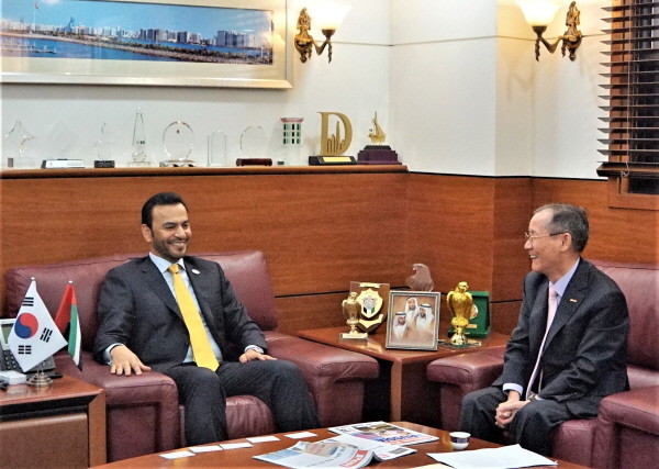 압둘라 사이프 알 누아이미(Abdulla Saif Alnuaimi) 주한 아랍에미리트 대사(좌측)를 인터뷰하고 있는 코리아포스트 발행인 이경식 회장