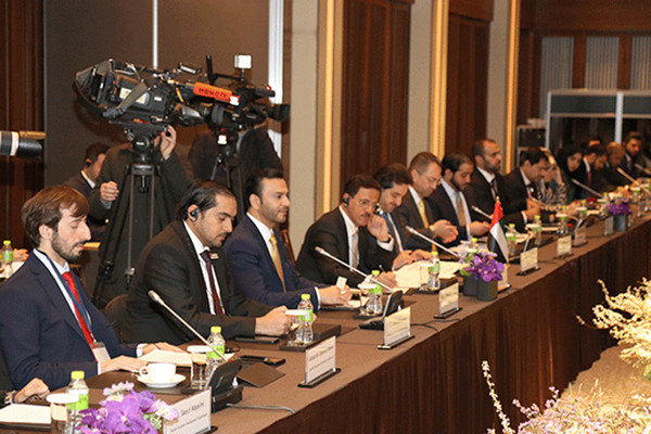 압둘라 사이프 알누아이미 아랍에미리트 대사(왼쪽에서 세 번째)가 비즈니스 포럼에서 만났다.