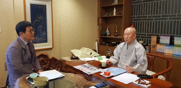 Chief Abbot Ven. Hongpa (right) is interviewed by Religious Editor Song Na-ra of The Korea Post media