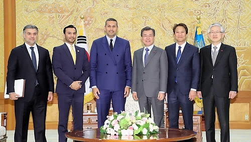 President Moon Jae-in (3rd from right) poses with Chairman Khaldoon Khalifa Al Mubarak Abu Dhabi of the Executive Affairs Authority of Abu Dhabi (3rd from left), Ambassador Abdulla Saif Alnuaimi of the UAE in Seoul (second from left) and other Korean and UAE officials at Cheong Wa Dae on Jan. 9. Chief Presidential Secretary Im Jong-seok is seen second from right.