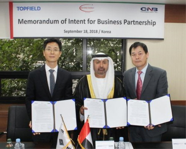 CEO Suh Moon-dong of Tofield Co. Ltd. (left) and CEO Oh Sung-rok of C&B pose for the camera flanking Chairman Muhammed of Beyond Energy on the left and right, respectively.