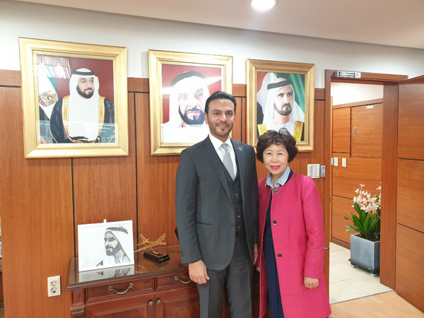 Ambassador Abdulla Saif Al Nuaimi (Left) of the UAE poses with The Korea Post media Reporter Ms. Joy Cho.