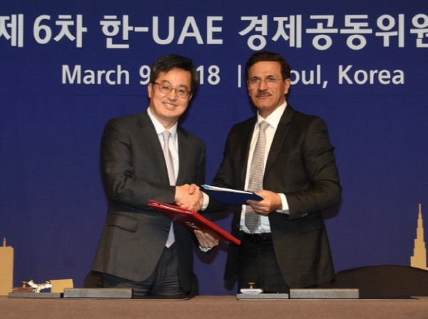 Deputy Prime Minister Kim Dong-yeon (left) and Minister of Economy Sultan Bin Said Al Mansuri of the UAE shake hands with each other after signing an agreement for bilateral cooperation.