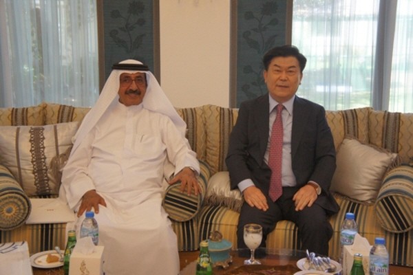 President Park Sung-taek of K-Biz Korea Fundation (right) and President of Al Fajer Group of the UAE
