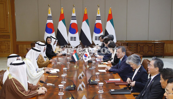 President Moon Jae-in (5th from Right) holds a summit with the United Arab Emirates' (UAE) Crown Prince of Abu Dhabi Mohammed bin Zayed Al-Nahyan (3rd from Left) at the Presidential office in Seoul on Feb. 27, 2019