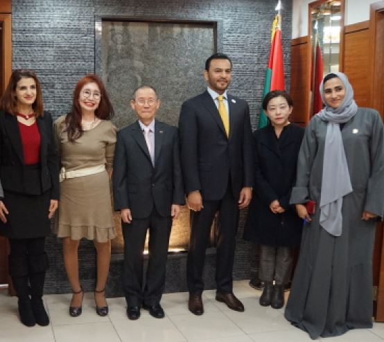 Photo shows Ambassador Al Naumi of the UAE and Publisher-Chairman Lee Kyung-sik of The Korea Post flranked by the staffers of the Embassy and The Korea Post. Editor Linda Yoon of the Korean-language edition of The Korea is seen second from left.