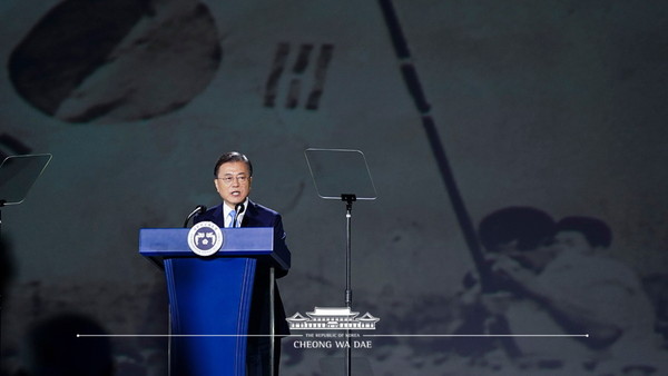 President Moon Jae-in says that the Korean government is ready to discuss with Japan at any time to find a solution to the questions over Japan’s compensation for the Korean workers whom Japan forced labor during World War II.