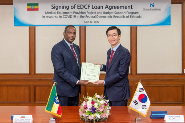 Ambassador Shiferaw Shigute of Ethiopia in Seoul (left) with President Bang Moon-kyu of the Korea Eximbank after signing a loan agreement to provide Ethiopia with a total of 70 million dollars of the Foreign Economic Cooperation Fund (EDCF) to Ethiopia for the control of Corona 19 in Ethiopia.