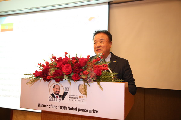 Mr. Kim Sang-jin, Honorary Consul of Ethiopia at Busan makes a congratulatory speech.