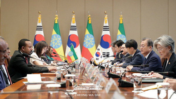 President Moon Jae-in (second from right) speaks with Prime Minister Abiy Ahmed of Ethiopia (second from left) at a Korea-Ethiopia summit meeting at Cheong Wa Dae in Seoul on Aug. 26, 2019