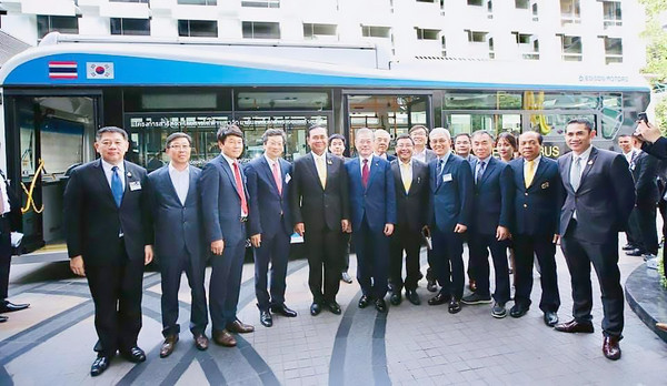 President Moon Jae-in of Korea and Prime Minister Prayut Chan-o-cha of Thailand (sixth and seventh from left, front row) poses for the camera in front of the deluxe bus of Edison Motors. Chairman and CEO Youngkwon Kang of Edison Motors is seen after Prime Minister Chan-o-cha