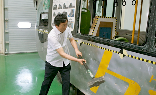 Chairman & CEO Youngkwon Kang of Edison Motors is testing the strength of the vehicle body. Vehicle lightweight manufacturing technology by using composite materials; And the technology of making composite material (lightweight body) have achieved a weight reduction of 2tons which largely improved fuel efficiency.
