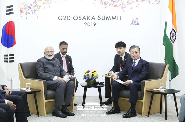 오사카 G20 정상회의에 참석하고 있는 문재인 대통령(우측에서 4번째)은 2019년 인텍스 오사카 양자회담장에서 나렌드라 모디 인도 총리(맨 우측)와 정상회담을 갖고, 양국 간 실질 협력 확대 방안 및 지역 정세 등에 대해 논의했다.