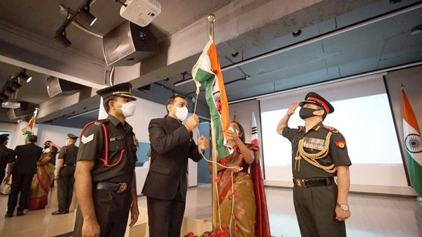 스리프리야 란가나탄 주한 인도대사와 직원이 인도 국경일에 맞춰 국기에 경례하고 있다.