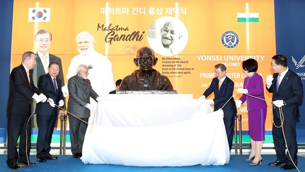 President Moon Jae-in and First Lady Madam Kim Jung-sook (fourth and fifth from left, respectively) with Prime Minister Narendra Modi dedicated the Bust of Mahatra Gandh of India at Yonsei University in Seoul on Feb. 21, 2019