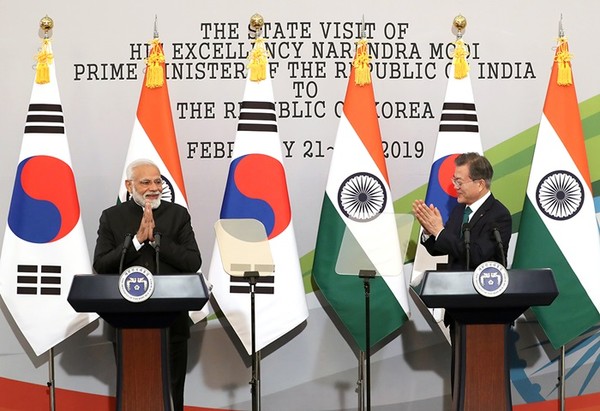 President Moon Jae-in of Korea (left) gives hearty applause to the remarks made by Prime Minister Narendra Modi of India at a joint press conference at the Presidential Mansion of Cheong Wa Dae during the latter’s visit to Korea in February 2019.