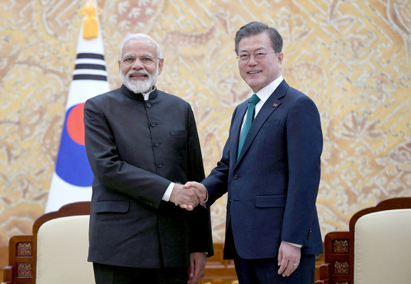 President Moon Jae-in (right) and Prime Minister Narendra Modi of India shake hands with each other during the latter’s visit to the Presidential Mansion of Choeng Wa Dae in Seoul.