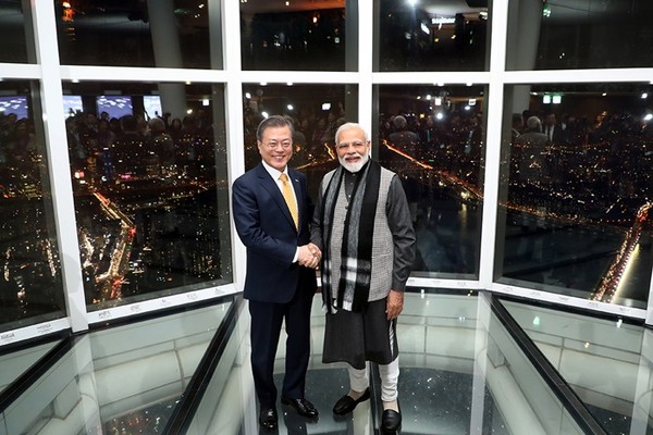 President Moon (left) and Prime Minister Modi of India shake hands with each other at the Sky Observation Room on the Lotte World Tower in Seoul on Feb. 21, 2019.