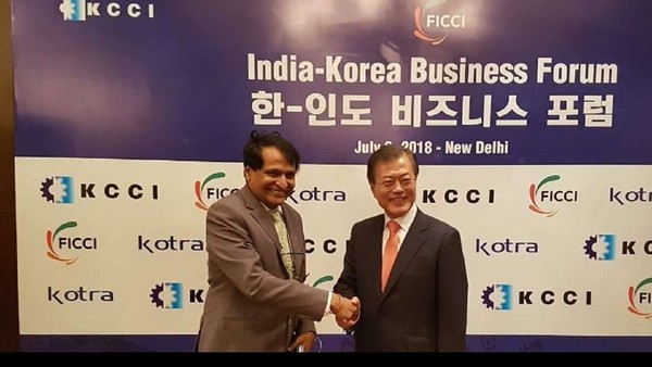 President Moon (right) shakes hands with Union Commerce and Industries Minister Suresh Prabhu after the signing of an agreement with Trade Minister Kim Hyun-Chong of Korea.