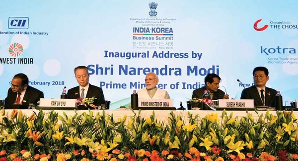Prime Minister Modi (center) is seen with Minister of Trade, Industry & Energy Paik Un-Gyu of Korea (second from left) and Minister of Commerce and Industry Suresh Prabhu of India (fourth from left) at the India-Korea Business Summit 2018.