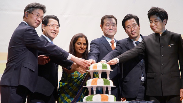Ambassador Ranganathan of India (third from left) cuts celebration cakes of the 71st Republic Day of India. Gwangju City Council Lee Yong-sup is seen at fourth from left and Vice-Chairman Jang Jae-Sung of the Gwangju City Council Fifth from left.