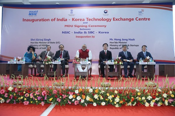 India-Korea Technology Exchange Centre is inaugurated at a meeting between the competent authorities of Korea and India, including Minister of SMEs & Startups Hong Jong-Haak of Korea (fifth from left) and Minister Shri Giriraj Singh of SMEs & Startups of India (center).