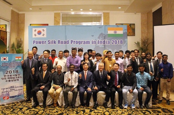 Korean business leaders and their counterparts of India raise their fists in a gesture of emphasizing friendship and cooperation with each other at their “Power Silk Road Program in India 2018” meeting.