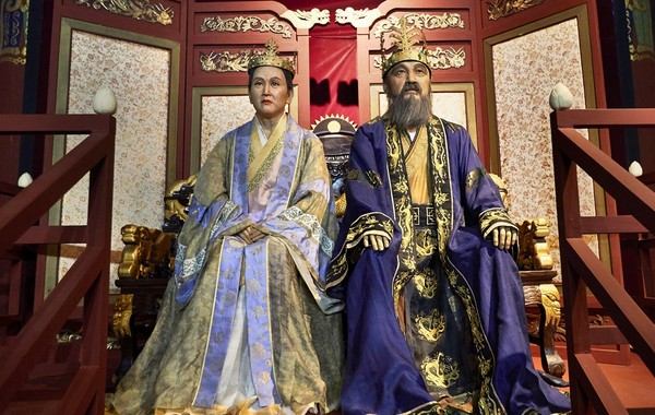 King Suro (right) and Princess Suro (Queen Suro) displayed at Gimhae Gaya Theme Park
