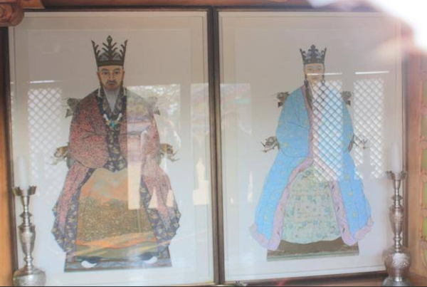 The portrait of King Suro and Heo Hwang-ok If you go to Soongseonjeon Hall in the Royal Tomb of King Suro, it is the only place in Korea where the portrait is hung.