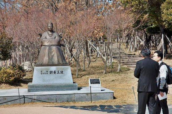A statue of Heo Hwang-ok from India. It is located in the park right next to King Suro's tomb.