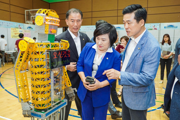 After the 2nd meeting of the Special Committee for Advancement of the Nowon-gu Festival, Chairman Yoonnam Choi (center) is looking at the works of the participants.