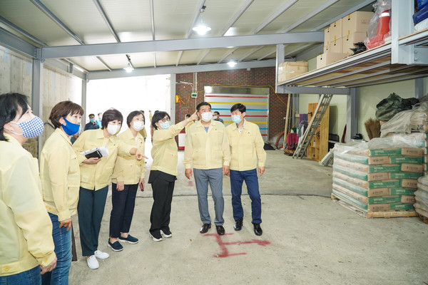 Chairman Yoon-nam Choi is speaking at the site inspection of materials and equipment warehouses from storm and flood damage in June this year.