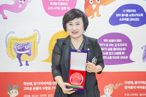 Chairman Yoon-nam Choi is posing with a plaque of appreciation at the ceremony for organ donation day in 2019.