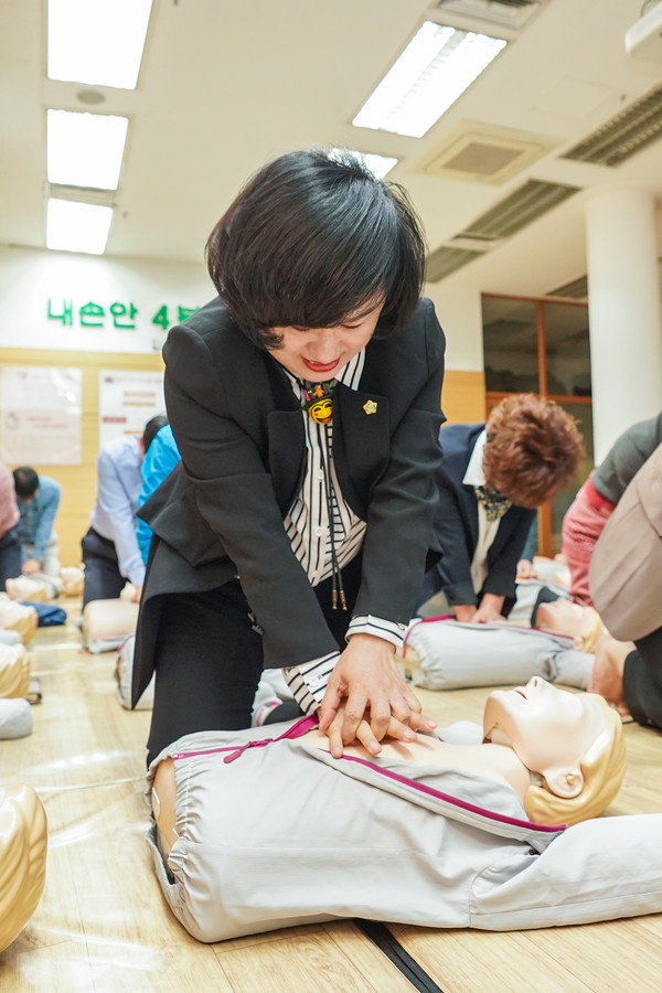 Chairman Yoonnam Choi is practicing at the CPR training held last October.