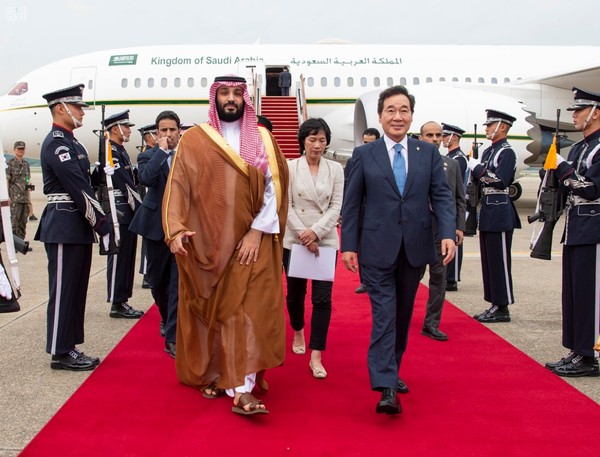 Crown Prince Mohammed bin Salman (left, foreground) visits Seoul of G20 Summit in Japan. Walking with him on the right is the then Prime Minister Lee Nak-yon (now chairman of the ruling Democratic Party).