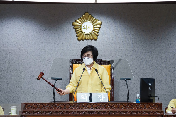 최윤남 의장이 제261회 노원구의회 임시회 제2차 본회의에서 의사봉을 두드리고 있다