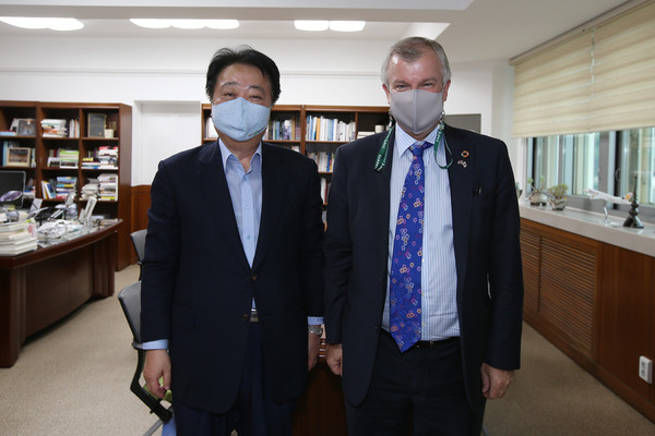 Mayor Han Beom-deok of the Cheongju City in Chungcheongbuk-do Province (left) poses with Ambassador Simon Smith of the United Kingdom in Seoul. Ambassador Smith visited the Cheongju City on Sept. 23, 2020, and toured a number historical, cultural and industrial sites