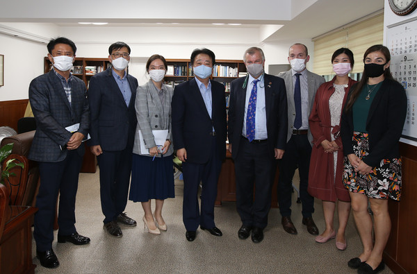 Mayor Han and Ambassador Smith (fourth and fifth from left, respectively) pose with the city officials and members of other visitors from the U.K. Embassy in Seoul.