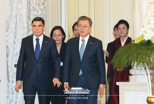 President Moon Jae-in (right, foreground) and President Berdimuhamedov of Turkmenistan (left) at the Conference of the People’s Council of Turkmenistan