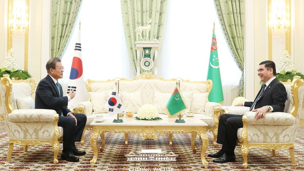 President Moon Jae-in (left) and President Gurbanguly Berdimuhamedow on April 17, 2019 announce plans to boost bilateral cooperation in sectors such as energy and infrastructure.