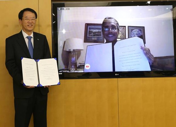 Lee Deok-rak (left), CEO of POSCO's Institute of Technology, and Vijay Swarup, vice president of Exxon Mobil RE, commemorate the signing of a business pact./ Courtesy of POSCO