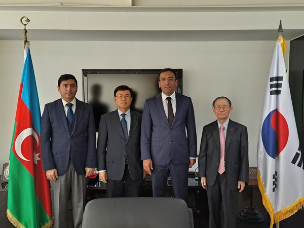 Ambassador Ramzi Teymurov of Azerbaijan in Seoul and Publisher-Chairman Lee Kyung-sik of The Korea Post media (third and fourth from left, respectively) pose with Counsellor & Deputy Head of Mission Vasif Aliyev of the Embassy and Managing Editor/Senior Vice Chairman Lee Kap-soo of The Korea Post (far left and second from left, respectively). Ambassador Teymurov extensively explained the situation between his country and Armenia at the interview.
