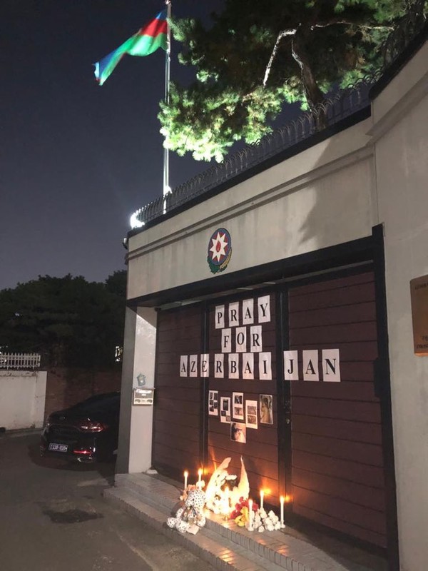 Condolence candles in front of the Embassy of Azerbaijan in Seoul.
