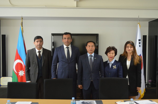 Ambassador Teymurov and DHM Alieyev of Azerbaijan (second from left and far left, respectively) pose with Vice Chairperson Joy Cho of The Korea Post and Chairman Moon Yong-Jo of Pincoworld (second and third from right, respectively). At far right is a lady staffer at the Embassy.