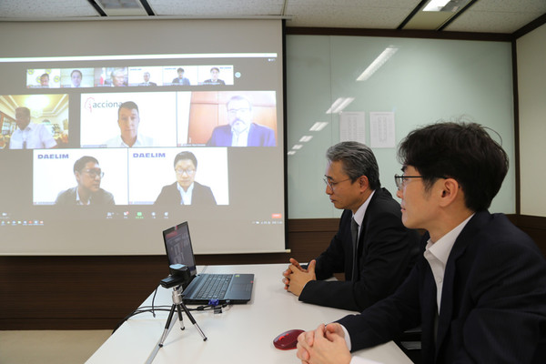 Officials of Daelim Industrial's civil business division participate in the signing ceremony for the MCRP project through a video conferencing system. / Courtesy of Daelim Industrial