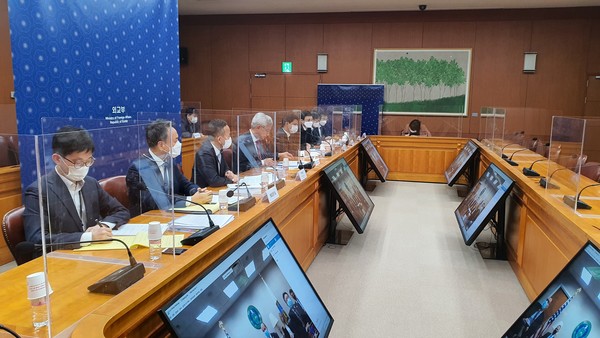 한국측 외교부, 산업통상자원부, 과학기술정보통신부 등 관계자들이 화상으로 회의에 참여하고 있다