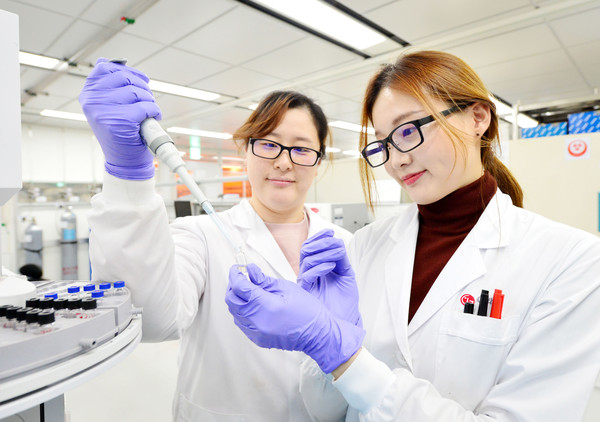 LG화학 미래기술연구센터 연구원들이 신규 개발한 생분해성 신소재의 물성을 테스트하고 있다
