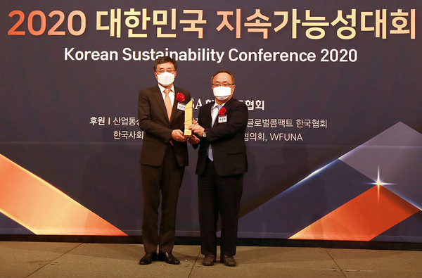유한킴벌리 최규복 대표이사가 대한민국 지속가능경영 최고 경영자상을 수상했다